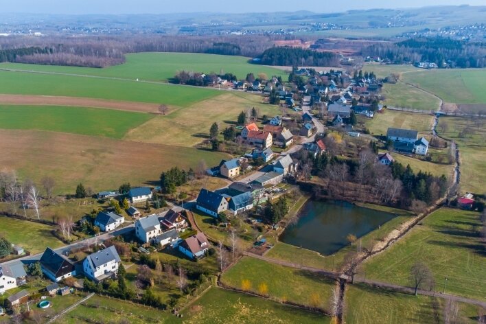 Jahnsdorf will neues Bauland schaffen und Lücken schließen - Eine Luftaufnahme von Leukersdorf. Die Grenze, die definiert, wo Bauen erlaubt ist und wo nicht, soll geändert werden. Dadurch erhöht die Gemeinde den baurechtlichen Spielraum. 