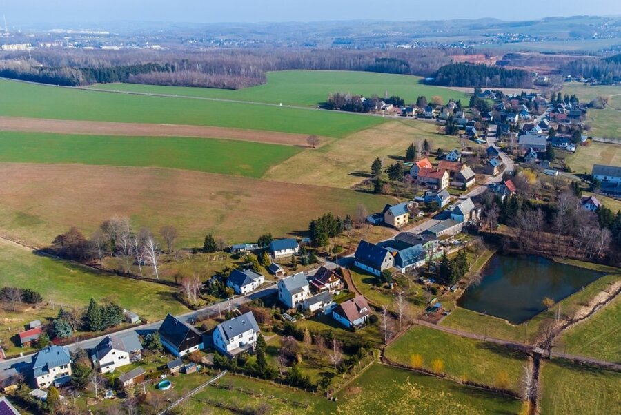 Eine Luftaufnahme von Leukersdorf. Die Grenze, die definiert, wo Bauen erlaubt ist und wo nicht, soll geändert werden. Dadurch erhöht die Gemeinde den baurechtlichen Spielraum. 