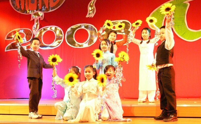 
              <p class="artikelinhalt">Üppig bunte Kleider und ein Bühnenprogramm mit viel Tanz und Gesang gehören traditionell zum vietnamesischen Têt-Fest. </p>
            