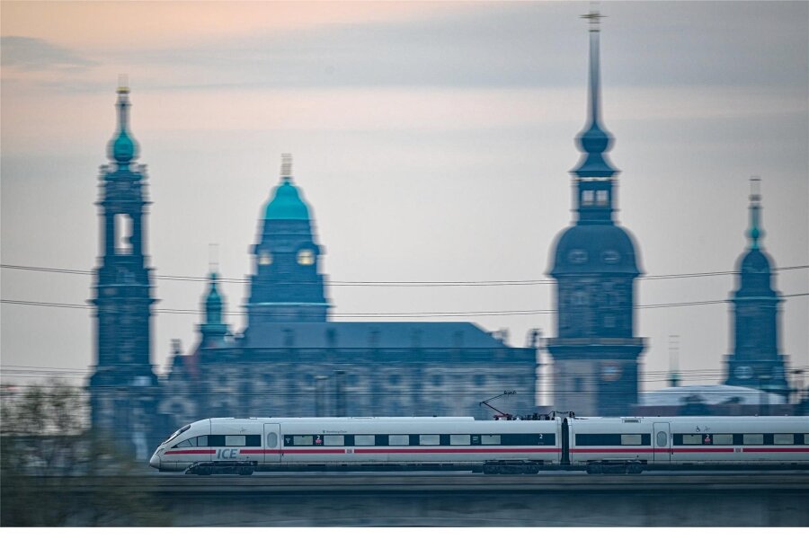 Jahresbilanz: Noch höhere Milliardenverluste bei der Deutschen Bahn - Ein ICE der Deutschen Bahn fährt vor der Dresdner Altstadtkulisse über die Marienbrücke. Auch die ICE-Flotte fuhr im vorigen Jahr einen Millionenverlust ein.
