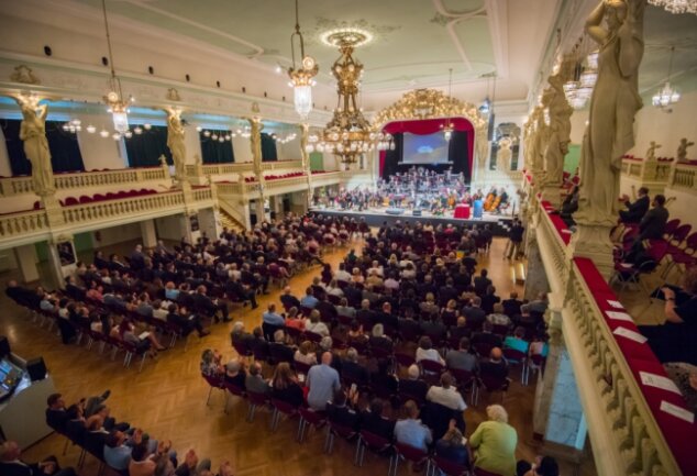 Jahresempfang im Zeichen des Krieges - Etwa 300 geladene Gäste verfolgten das 90-minütige Programm im Konzert- und Ballhaus "Neue Welt".