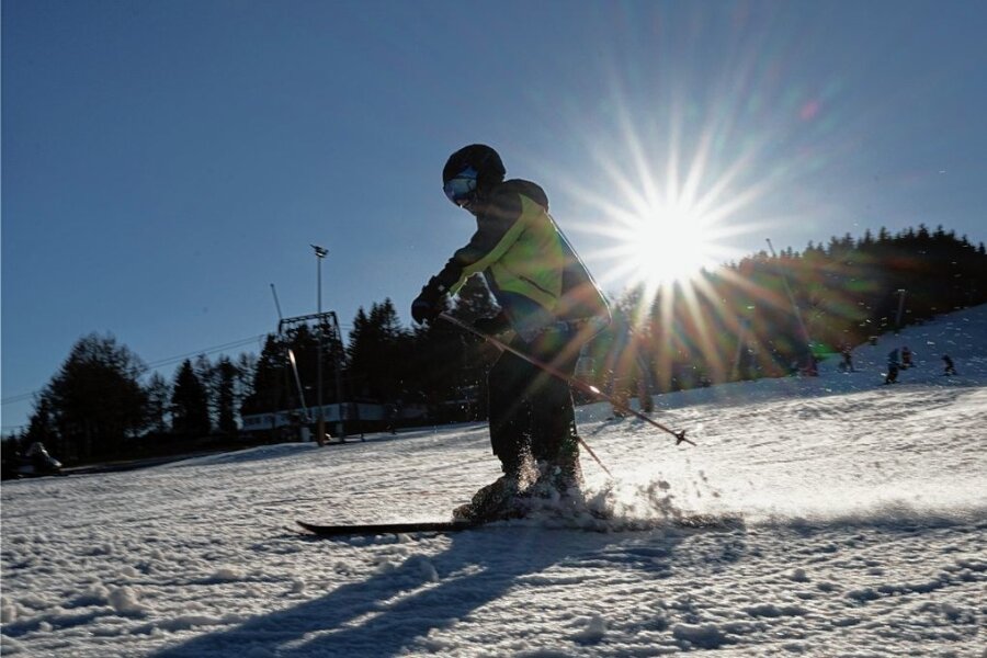 Jahreswechsel in Sachsen wird mit bis zu 18 Grad rekordträchtig warm - Am Freitag war Skifahren am Altenberger Raupennesthang noch drin. Doch wie geht es bei 17 bis 18 Grad plus weiter? 