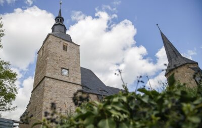 Jahrhundertealtes Mauerwerk gerettet - Die Stiftskirche in Ebersdorf wurde schon im 19. Jahrhundert als "Sachsens bei weitem sehenswürdigste Dorfkirche" bezeichnet. Eng mit der Regionalgeschichte verwoben, reichen ihre Wurzeln zurück bis ins 11. Jahrhundert. Die Fassade des Kirchturms (links) wurde nun saniert. 