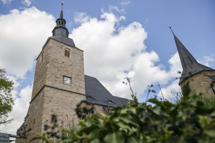 Jahrhundertealtes Mauerwerk gerettet - Die Stiftskirche in Ebersdorf wurde schon im 19. Jahrhundert als "Sachsens bei weitem sehenswürdigste Dorfkirche" bezeichnet. Eng mit der Regionalgeschichte verwoben, reichen ihre Wurzeln zurück bis ins 11. Jahrhundert. Die Fassade des Kirchturms (links) wurde nun saniert. 