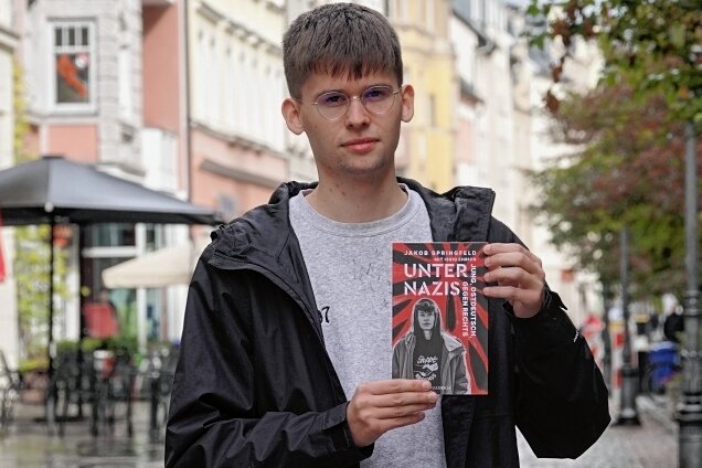 Jakob Springfeld und die Namen der Nazis - Jakob Springfeld mit seinem Buch "Unter Nazis". 