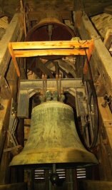 Jakobikirche braucht neue Glocken - Die beiden großen, übereinander hängenden Stahlglocken im Südturm der Jakobikirche müssten dringend ersetzt werden. 