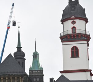 Jakobikirche trägt jetzt neues Kreuz und restaurierte Turmkugel - 