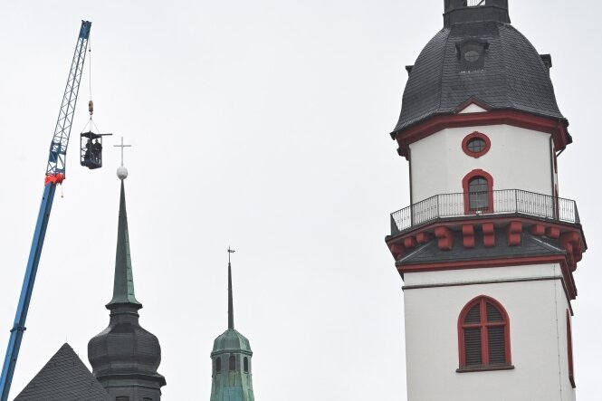 Jakobikirche trägt jetzt neues Kreuz und restaurierte Turmkugel - 