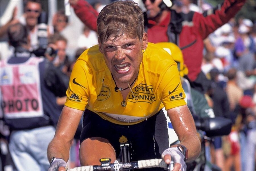 Jan Ullrich 1997 auf dem Weg nach Alpe d'Huez. Die Anstrengung steht dem gebürtigen Rostocker vom Team Telekom ins Gesicht geschrieben. Damals gab es noch keine Helmpflicht im Profiradsport. 