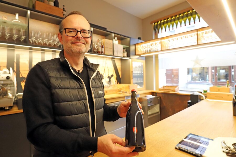 Janek Schumann und die Welt der Weine im Kinopolis: Master of Wine redet „Tacheles“ in Freiberg - Janek Schumann ist einer von nur zehn Master of Wine in Deutschland. Die Flasche Wein, die er in der Hand hält, birgt ein kleines Geheimnis.