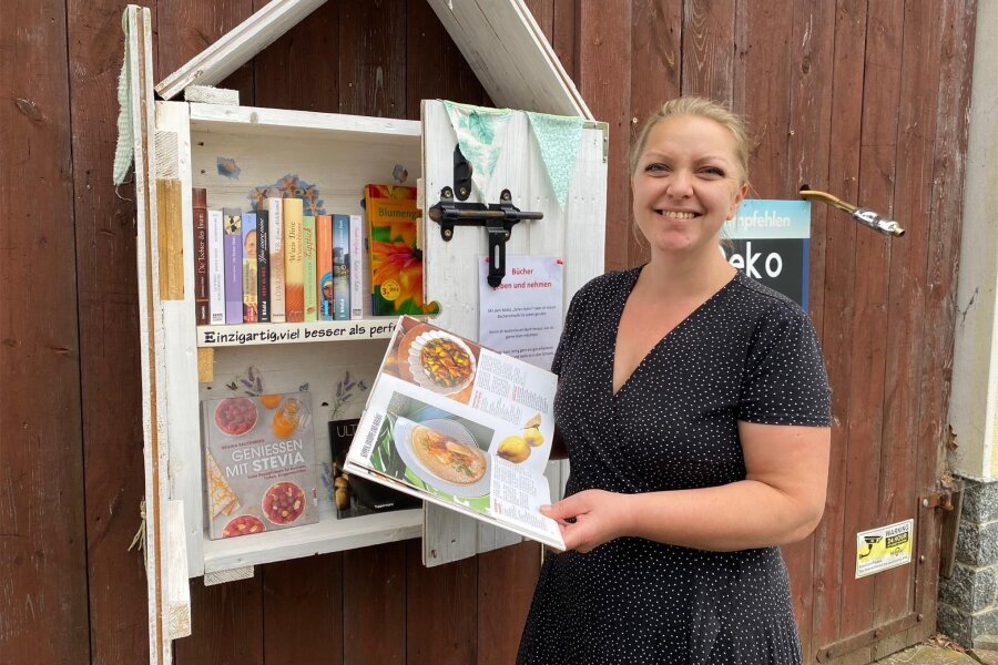Janet Berthold setzt neue Idee um: ein Büchertausch-Schrank für Arnsdorf - Janet Berthold hat neben ihrem „Deko-to-go-Laden“ in Arnsdorf nun auch einen Büchertauschschrank.