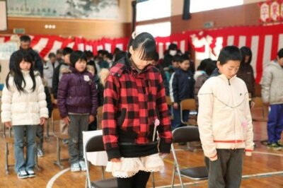 Japan gedenkt der Katastrophenopfer - Eine Woche nach dem verheerenden Erdbeben in Japan haben die Menschen der Opfer der Katastrophe gedacht.