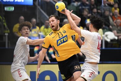 Japanischer Nationalspieler verstärkt den Handball-Zweitligisten EHV Aue - Der Schwede Albin Lagergren zwischen Japans Shin Izumoto (links) und Sota Takano während des internationalen Handballspiels zwischen Schweden und Japan in der Catena Arena in Ängelholm.