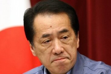 Japans kritikgewöhnter Krisenmanager - Japans Ministerpräsident Naoto Kan muss sein Land aus der "schwersten Krise seit dem Zweiten Weltkrieg" führen. Ganze Landstriche liegen nach dem schweren Erdbeben und dem Tsunami in Trümmern, gleich in drei Atomreaktoren des Landes wird eine Kernschmelze befürchtet. Diese Krise zu meistern ist eine Bewährungsprobe, wie es sie wohl nur einmal im Leben eines Politikers gibt. Mit ernster Mine und in der hellblauen Uniform, die seit Freitag alle Regierungsmitglieder tragen, bemüht sich der 65-Jährige, der Nation immer neue Hiobsbotschaften zu überbringen, ohne Panik zu verursachen. Doch schon jetzt steht er wegen seiner Informationspolitik in der Kritik.