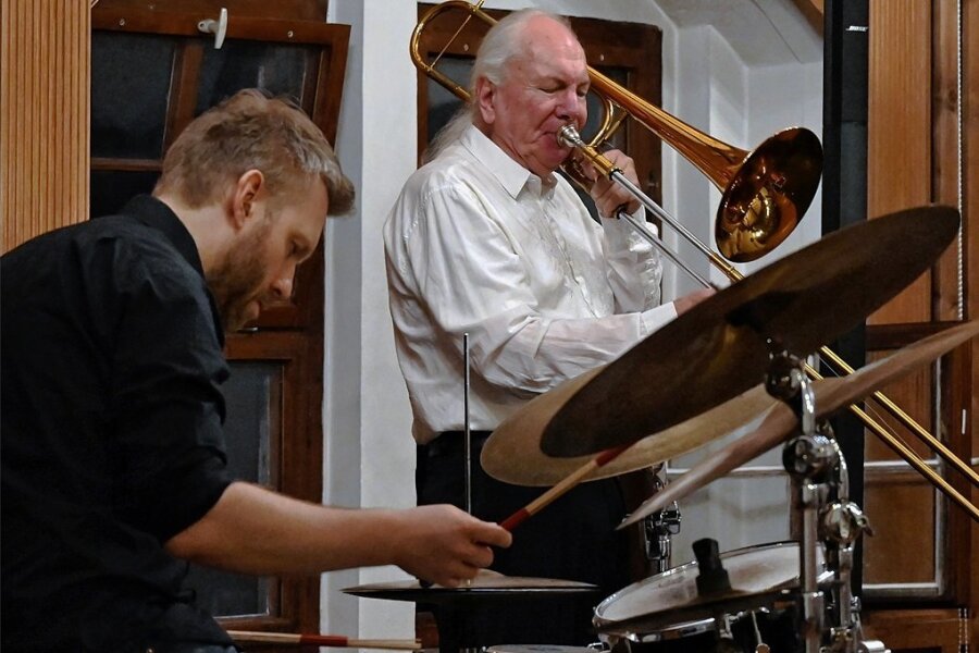 Jazz für Generationen - Posaunist Conny Bauer, einer der umtriebigsten Improvisatoren des deutschen Jazz, und Schlagzeuger Dag Magnus Narvesen in Glauchau. 