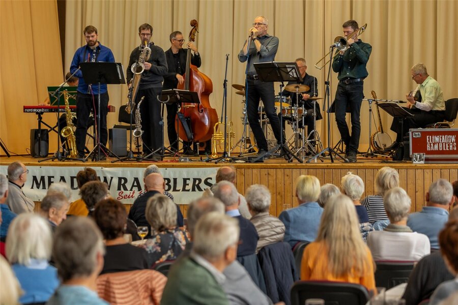 Jazzband setzt Schlusspunkt bei „Dixieland in Grünbach“ - Das Publikum in der Grünbacher Turnhalle war begeistert vom Konzert mit der Jazzband Elb Meadow Ramblers.