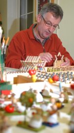 "Jede Figur ist wie ein Mensch ein Unikat" - 
              <p class="artikelinhalt">Günter Reichel hilft noch oft bei der Herstellung des Holzspielzeugs - wie vor fast 20 Jahren, als er die Werkstatt des Vaters übernahm.</p>
            