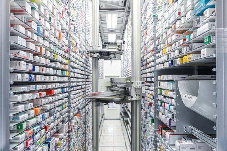 Jeder AOK Plus-Versicherte nimmt im Jahr im Schnitt für 700 Euro Medikamente - Immer mehr Verordnungen: Automatisiertes Medikamentenlager einer Apotheke in Leipzig.