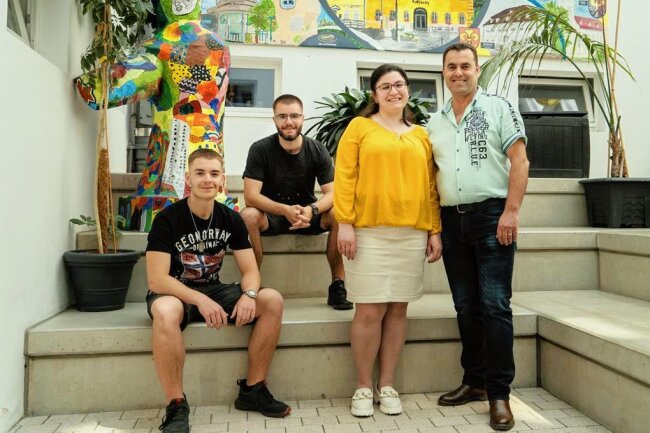 Jeder fünfte Schüler ist Migrant: Was das für die Weinhold-Oberschule Reichenbach bedeutet - Die ganze Familie Guna aus Albanien ist tagsüber an der Weinhold-Oberschule in Reichenbach zu finden. Von links: Die Söhne David und Marko besuchen die 10. Klasse. Mutter Odeta unterrichtet auf Honorarbasis in den DaZ-Klassen, wo Deutsch als Zweitsprache gelehrt wird. Vater Shpetim ist Lehrer in den Fächern Mathematik und Physik.