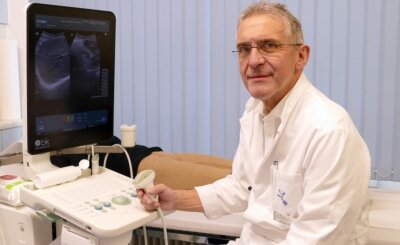 "Jeder sollte sich jetzt impfen lassen" - Dr. Hans-Ulrich Dorn am Ultraschallgerät.