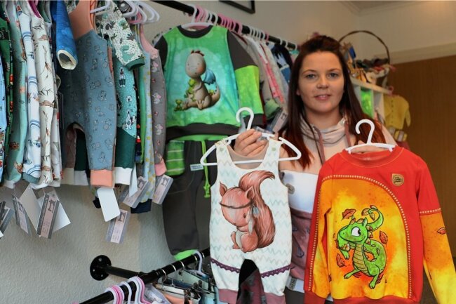 Jedes Teil ein Unikat: Junge Frau verkauft jetzt selbst genähte Kleidung - Eileen Richter zeigt Kinderkleidung, die sie selbst entworfen und genäht hat. 