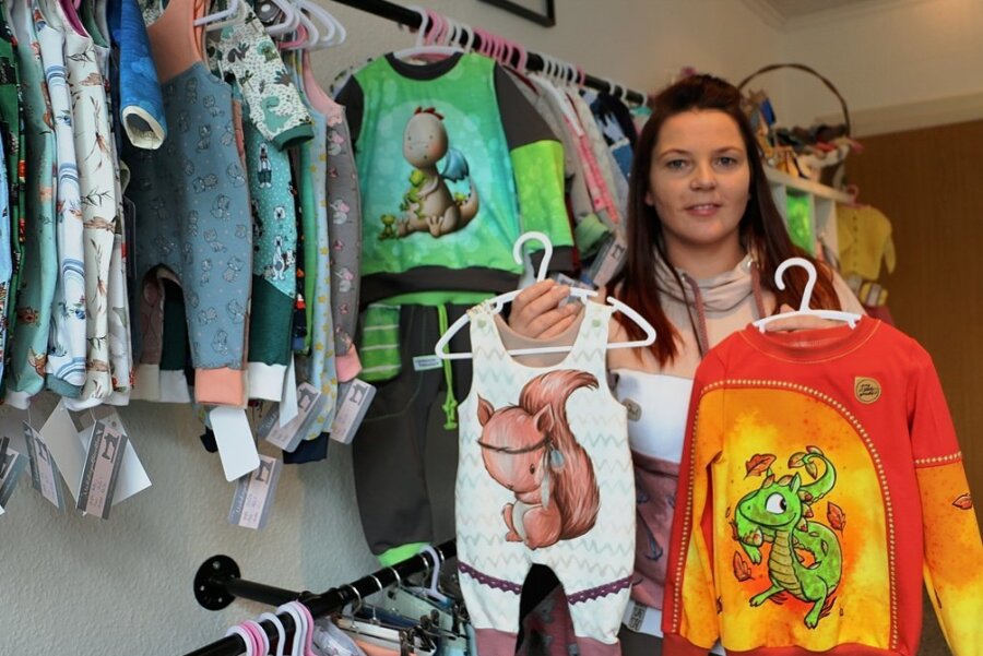 Jedes Teil ein Unikat: Junge Frau verkauft jetzt selbst genähte Kleidung - Eileen Richter zeigt Kinderkleidung, die sie selbst entworfen und genäht hat. 