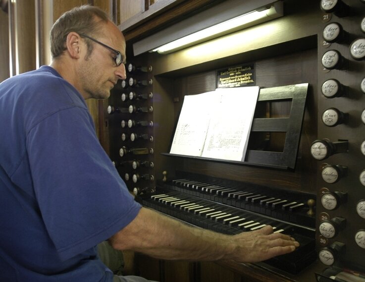 Jehmlich-Orgel bekommt wieder richtig Luft - Der Orgelbauer der Firma Jehmlich beim Stimmen der Orgel in der St.-Laurentius-Kirche: Frank Liebmann drückt die Tasten.