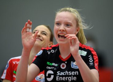 Jennifer Janiska verlässt Dresdner Volleyballerinnen - Dresdens Jennifer Janiska jubelt, dahinter Lenka Dürr Libera.