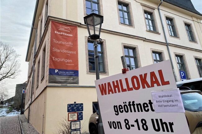 Jens Schmidt gewinnt die Bürgermeisterwahl in Augustusburg - Im zweiten Wahlgang der Bürgermeisterwahl in Augustusburg war die Wahlbeteiligung am Sonntag noch einmal geringer als vor vier Wochen. Der größte der vier Wahlbezirke wählte wieder im Stadthaus von Augustusburg. 