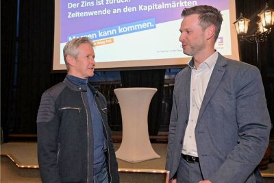 Jens Weißflog gibt in Zwönitz bei der Volksbank Tipps zum Wandel - Jens Weißflog (l.) hat im Brauereigasthof gesprochen, hier mit Enrico Haustein von der Volksbank Chemnitz. 