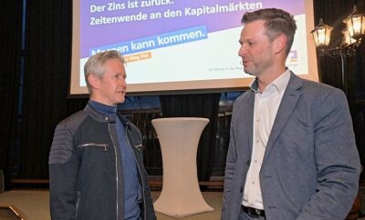 Jens Weißflog gibt Tipps zum Wandel - Jens Weißflog (li.) hat im Brauereigasthof gesprochen, hier mit Enrico Haustein von der Volksbank Chemnitz. 