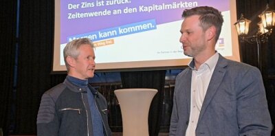 Jens Weißflog gibt Tipps zum Wandel - Jens Weißflog (l.) hat im Brauereigasthof gesprochen, hier mit Enrico Haustein von der Volksbank Chemnitz. 