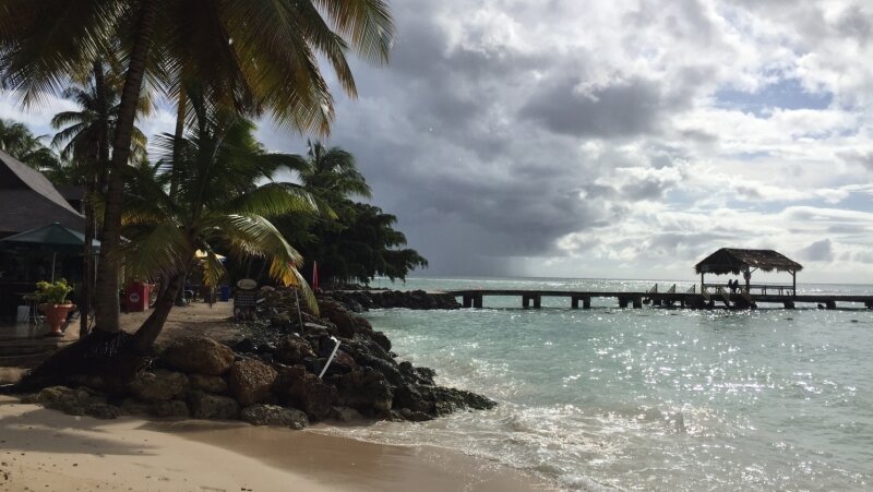 Blau der Himmel, türkis das Meer: Postkartenidylle am Pigeon Point - Tobagos meist fotografiertem Strand.