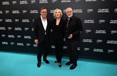 Jessica Lange offenbart ein Schauspielgeheimnis - Jessica Lange posiert in München mit Thomas Linsmayer (l), dem Geschäftsführer des Deutschen Theaters, und Filmregisseur Michael Cristofer für die Fotografen.