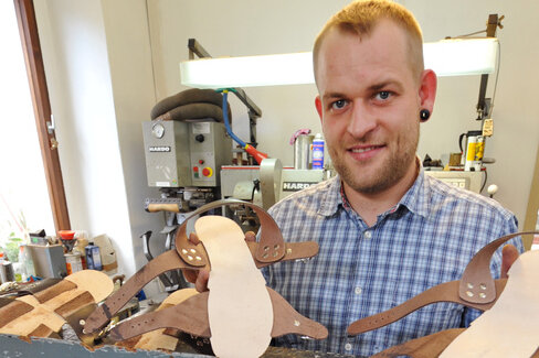 Jesuslatschen ohne Ablaufdatum - DDR-Römer-Sandalen sind Kult - Der Schuhmacher Eike Röhner präsentiert in Glauchau die von ihm in Handarbeit gefertigten Jesuslatschen. 