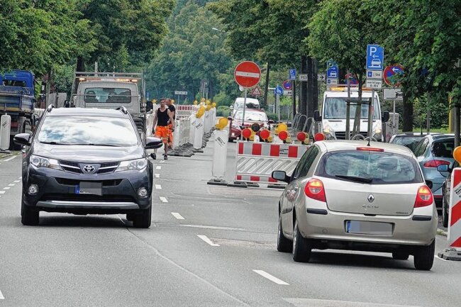 Jetzt auch Sperrung auf Crimmitschauer Straße: Autofahrer in Zwickau brauchen gute Nerven - Kein Durchkommen in Richtung Zentrum: Die Crimmitschauer Straße ist halbseitig gesperrt. 