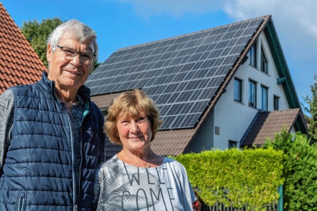 Jetzt auf der Sonnenseite: Wie eine Familie  im Vogtland mit der Energiewende klarkommt - Die Adresse ist Programm: Barbara und Wolfgang Oehlmann leben "An der Sonnentrasse". Die Familie baute sich eine Photovoltaik-Anlage mit Speichern ins Haus, um unabhängiger vom Energiemarkt zu sein. 