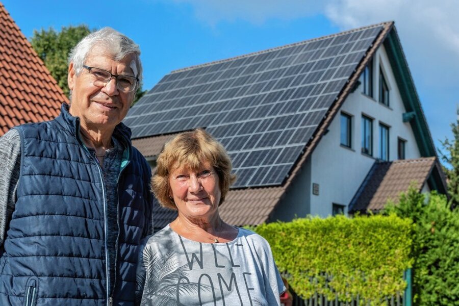 Jetzt auf der Sonnenseite: Wie eine Familie  im Vogtland mit der Energiewende klarkommt - Die Adresse ist Programm: Barbara und Wolfgang Oehlmann leben "An der Sonnentrasse". Die Familie baute sich eine Photovoltaik-Anlage mit Speichern ins Haus, um unabhängiger vom Energiemarkt zu sein. 