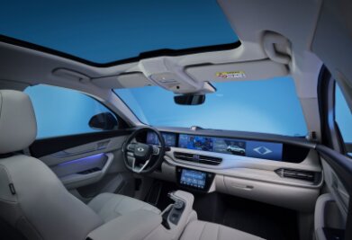 Jetzt bekommen auch Beifahrer ihr eigenes Display - Volle Breitseite: Autos der neuesten Generationen sorgen mit breiten Bildschirmen auch dafür, dass der Beifahrer davon profitiert.