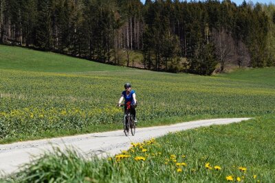 Jetzt gibt es die Welterbe-Tour: Neue Fahrradrouten in der Greifensteinregion - Die Greifensteinregion startet mit sechs neuen Radrouten in die Saison 2021. Das Foto entstand vor wenigen Tagen nahe Thalheim. Zum großen Teil wurden für die Runden bereits als Radwege ausgewiesene Strecken genutzt. 