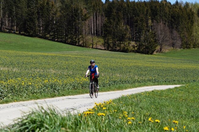 Die Greifensteinregion startet mit sechs neuen Radrouten in die Saison 2021. Das Foto entstand vor wenigen Tagen nahe Thalheim. Zum großen Teil wurden für die Runden bereits als Radwege ausgewiesene Strecken genutzt. 