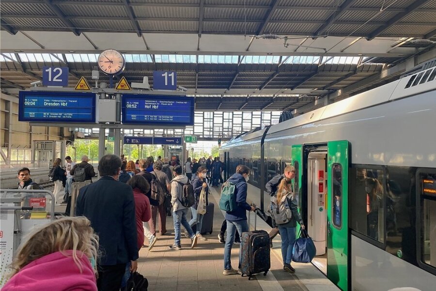 Jetzt gilt das Neun-Euro-Ticket - so ist die Lage in Sachsens Zügen - "Leicht erhöht, aber nicht chaotisch" - das Fahrgastaufkommen in einem der ersten Züge am Morgen im Chemnitzer Hauptbahnhof nach dem Start des Neun-Euro-Tickets.