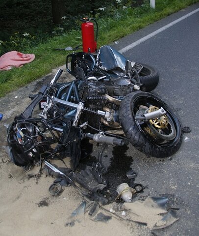 "Jetzt hätten sie fast ihren Toten gehabt" - Beim Zusammenstoß eines Toyota und dieses Motorrads wurden vier Menschen verletzt.