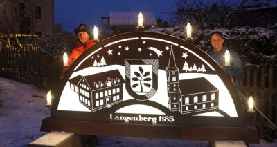 Jetzt hat auch Langenberg seinen eigenen Schwibbogen - Ortsvorsteher Carol Sonntag (li.) und Tüftler Michael Weise am Langenberger Schwibbogen. Beide haben großen Anteil an dem Projekt.