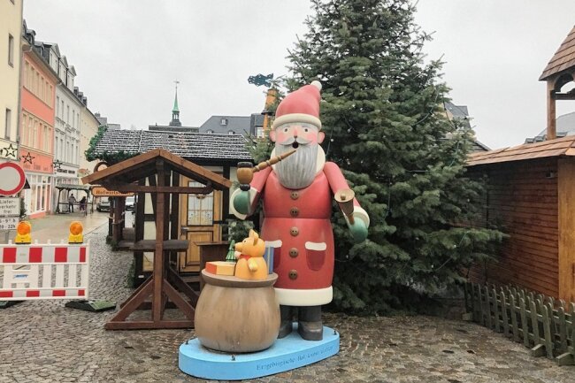 Jetzt ist er da: Beliebter Holz-Weihnachtsmann trifft auf dem Annaberger Weihnachtsmarkt auf Neues in der Wichtelstadt - Er ist eine Symbolfigur des Annaberger Weihnachtsmarkts: der große hölzerne Weihnachtsmann mit Geschenkesack. Nun steht er wieder an seinem angestammten Platz. 