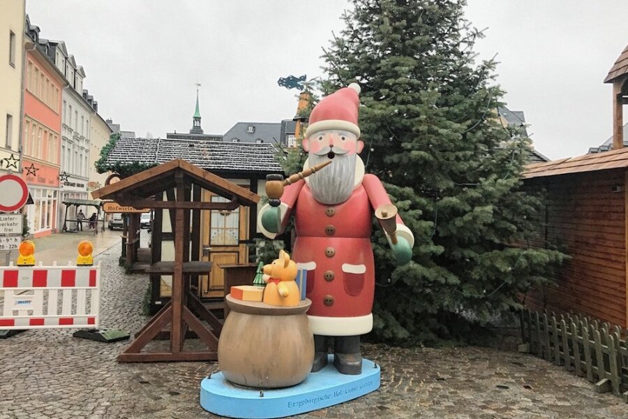 Jetzt ist er da: Beliebter Holz-Weihnachtsmann trifft auf dem Annaberger Weihnachtsmarkt auf Neues in der Wichtelstadt - Er ist eine Symbolfigur des Annaberger Weihnachtsmarkts: der große hölzerne Weihnachtsmann mit Geschenkesack. Nun steht er wieder an seinem angestammten Platz. 