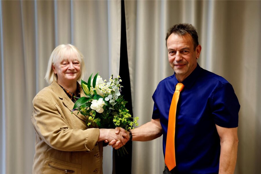 Jetzt ist es offiziell: Bundeswehrsoldat in Amt als Gornsdorfer Bürgermeister eingeführt - Die dienstälteste Gemeinderätin, Barbara Drechsel, führte Michael Tägl in das Amt des neuen Bürgermeisters ein.
