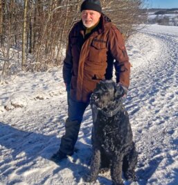 Jetzt mit Hund und Quad unterwegs - Sechs bis acht Kilometer sind Volker Uhlig und sein russischer Terrier Petja jeden Tag unterwegs, hier zu Weihnachten auf den Höhen rund um Niederbobritzsch. 