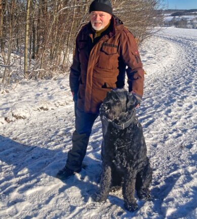 Sechs bis acht Kilometer sind Volker Uhlig und sein russischer Terrier Petja jeden Tag unterwegs, hier zu Weihnachten auf den Höhen rund um Niederbobritzsch. 