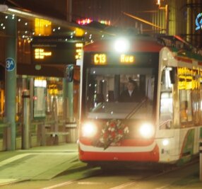Jetzt rollt die Citybahn auch ins Gebirge - Die Bahn nach Aue am Samstag, 5.58 Uhr, an der Zentralhaltestelle. Am Steuer Steffen Ludewig. 